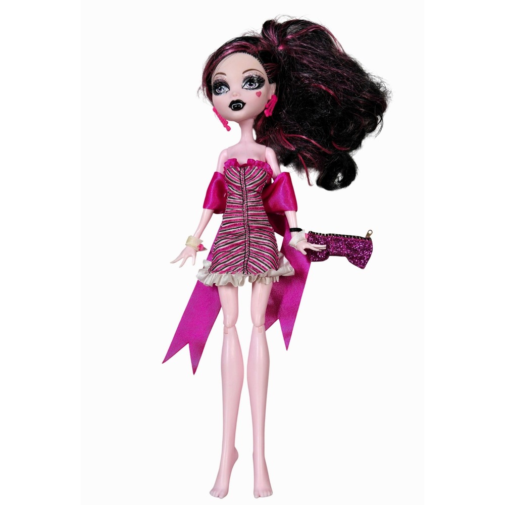 Monster High G1 2011 Dawn of the Dance Draculaura Doll Dress Purse Earrings Bow